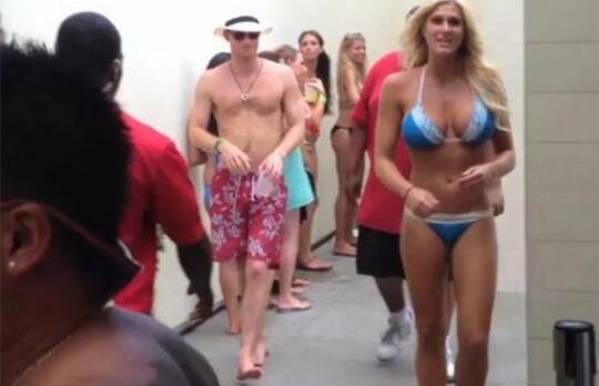 Printul Harry, inconjurat de lux si fete sexy pe o plaja din Las Vegas!