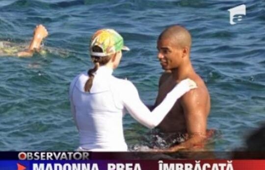 Ca divele: Madonna, mult prea imbracata in apa marii!