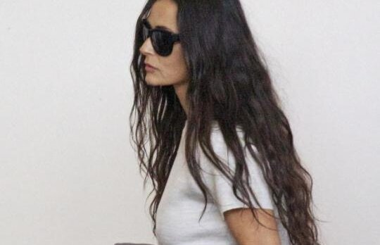 Demi Moore, mama la 50 de ani: actrita va adopta un copil, ca sa ii tina de urat