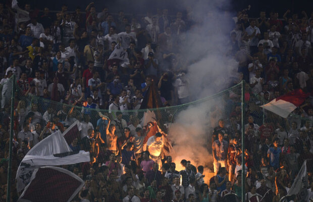 S-au săturat, apoi au aplaudat! » Fanii Rapidului i-au cerut demisia lui Sabău la 0-2 şi i-au înjurat pe jucători