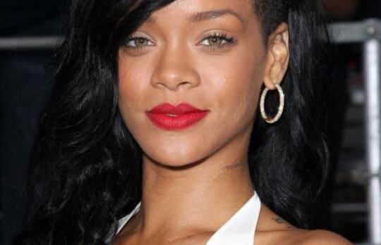 Rihanna si-a pus in minte sa-l cucereasca pe Robert Pattinson. Ii trimite mesaje erotice!