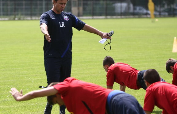 Reghe îi pregăteşte de zor » Roş-albaştrii s-au antrenat pe terenul lui Poli Iaşi