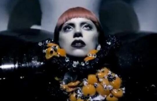Lady Gaga isi promoveaza parfumul purtand la gat galbenusuri de ou si smoala