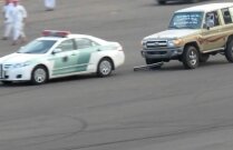 Video: Drifteri arabi alungă un echipaj de poliție