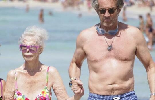 Horror! Ducesa de Alba, in bikini pe plaja, la 86 de ani!