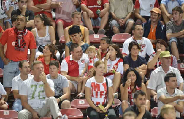 VIDEO Romantism în PCH » Un fan dinamovist şi-a cerut în căsătorie iubita în timpul meciului cu Petrolul