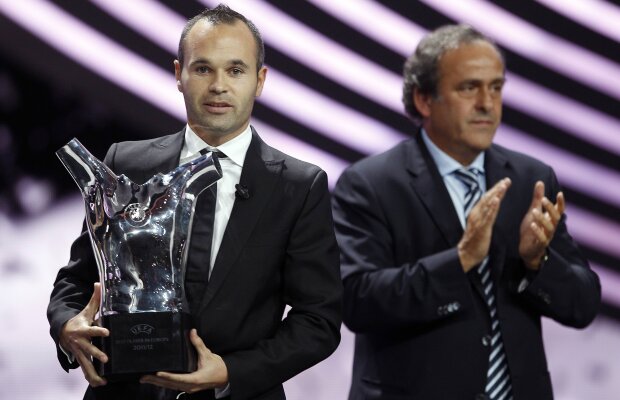 FOTO&VIDEO Iniesta, desemnat cel mai bun jucător din sezonul trecut al cupelor europene! Vezi reacţiile amuzante ale lui Messi şi Cristiano! :D