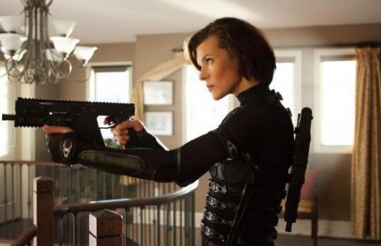 Milla Jovovich recunoaste ca a furat dintr-un hotel londonez. Vezi ce si de ce obisnuia sa fure in tinerete!