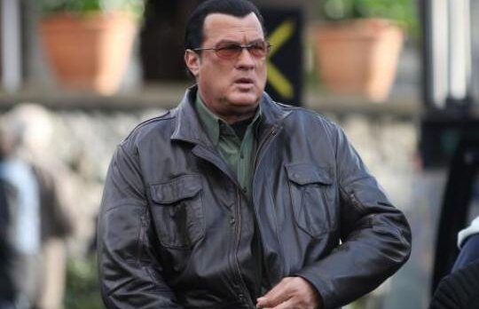 Steven Seagal are datorii de sute de mii de dolari FISC