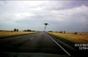 Avion militar surprins zburând razant cu strada