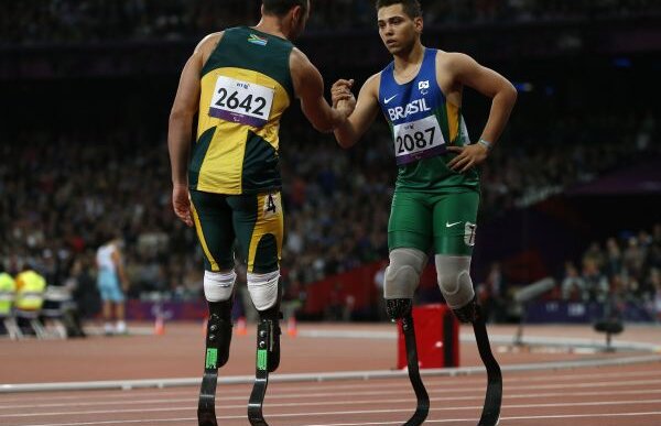 Ceartă pe pistă » Oscar Pistorius, cel mai cunoscut sportiv paralimpic, l-a acuzat pe campionul de la 200 de metri că a folosit proteze mai lungi