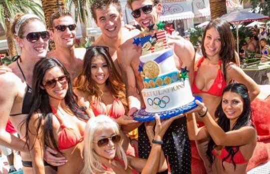 Gata cu Olimpiada: Michael Phelps inoata printre domnisoare sexy!