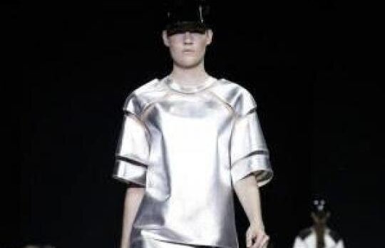 Alexander Wang propune pentru primavara o colectie futurista, in alb-negru