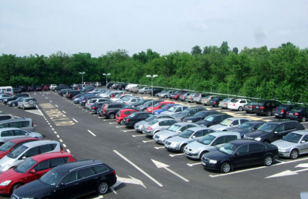 Aplicaţie smartphone pentru şoferi: Cum găseşti un loc de parcare cu telefonul mobil