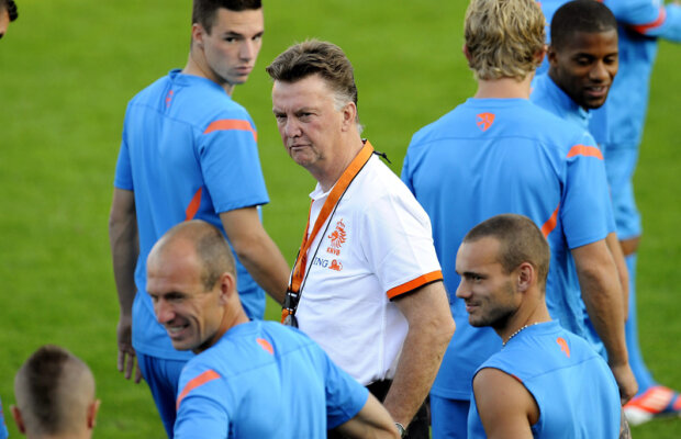 Ghici cine joacă diseară? » Van Gaal îşi ţine oamenii în ceaţă. Nimeni nu ştie titularii cu Ungaria