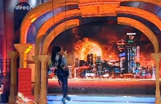 On Air! Daniela Crudu a prezentat stirile atarnata de tavan!