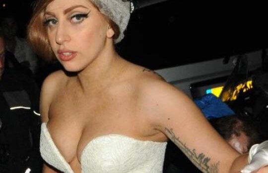 Lady Gaga, super-sexy in rochie de mireasa extrem de decoltata