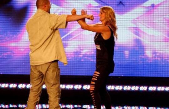Asa cum nu l-ai vazut niciodata! Cheloo lupta corp la corp cu o concurenta extrem de atragatoare de la X Factor