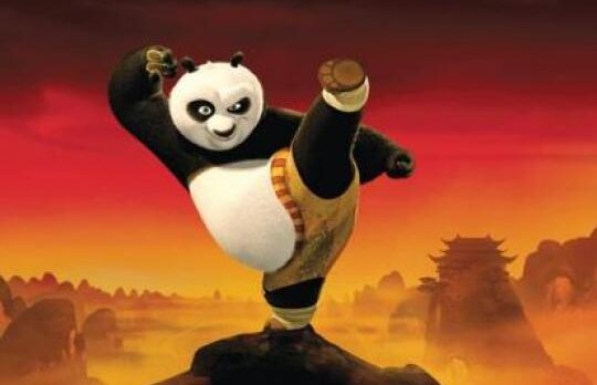 Comedie din lumea animalelor: Doi ursi panda se iau la tranta pentru un fruct!