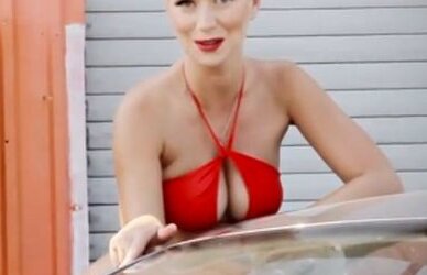 VIDEO & FOTO Un iepuraş Playboy ne arată cum se spală un Aston Martin DB9 :D