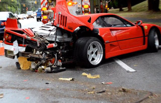 VIDEO Într-un Ferrari nu se dă nici cu o floare, darămite cu o cabină de telefon :S