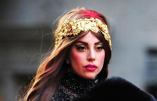 Lady Gaga s-a ras in cap si s-a tatuat pe ceafa. Vezi cum arata acum!