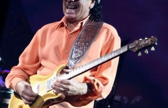 Carlos Santana va lansa o autobiografie