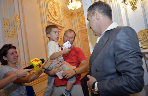 Piciul continuă să lupte » Povestea din Gazetă a copilului cu sindromul Hunter l-a impresionat pe Gigi Becali