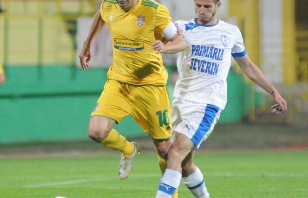 Porumboiu îşi faultează jucătorii: "Nici dacă veneau de la nuntă nu erau aşa de slabi"