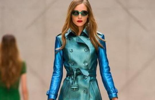 Trenciuri metalice, ca in filmele cu extraterestri, in colectia Burberry de primavara 2013