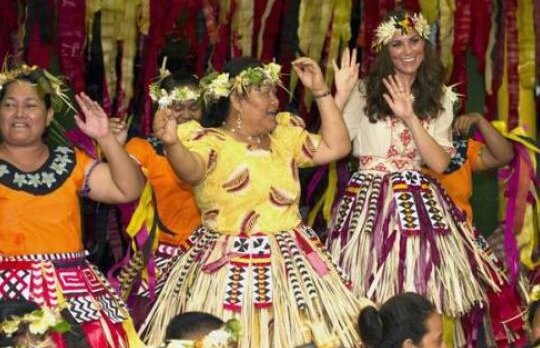 Printul William si Kate Middleton au dansat pe ritmuri tribale intr-un sat de pe insula Tuvalu