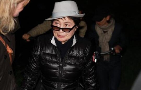 Yoko Ono le premiaza pe rusoaicele de la Pussy Riot