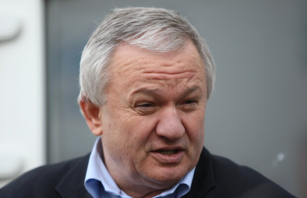 Porumboiu îi răspunde lui Piţurcă: "Cine se crede puradelul ăsta? Avem de-a face cu un handicapat mintal cu declaraţii de vagabond! "