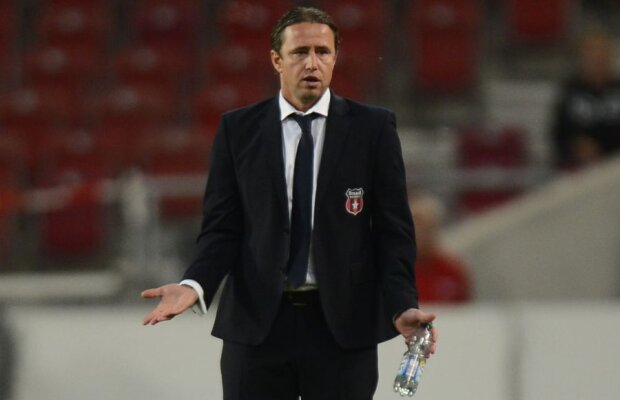 Iordănescu îl învaţă pe Reghecampf cum să-l păcălească pe Gigi: "Am înţeles, tovarăşe general!" :)