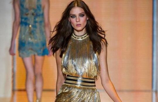 Versace si Cavalli au mizat pe satin, broderii si decupaje indraznete la Milano