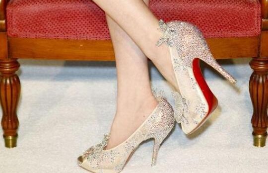 Christian Louboutin a reinterpretat pantofii Cenusaresei, la cererea Disney. Arata spectaculos!