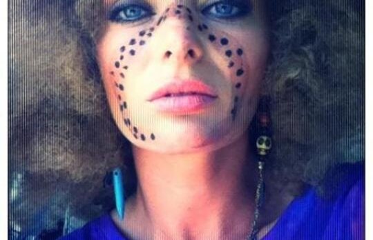 Delia are un nou look: coafura afro si insemne tribale, pictate de bastinasii africani