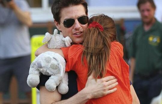 Tom Cruise plateste 40.000 dolari pe an pentru ca fata lui sa invete mandarina