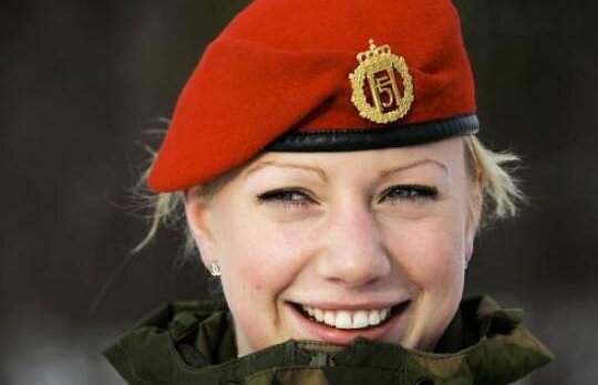 GALERIE FOTO! Cum arata cele mai sexy femei-soldat