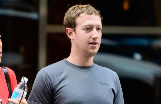 Mark Zuckerberg: "Port acelasi tricou in fiecare zi"
