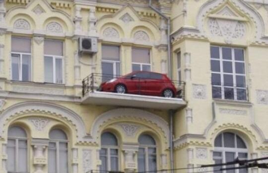 Un rus si-a parcat masina in balcon!