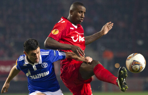 Douglas convocat de urgenţă de van Gaal