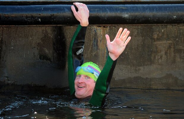 A pierdut şi a traversat rîul! » Cum a plătit un ziarist pariul pus cu fanii lui Newcastle