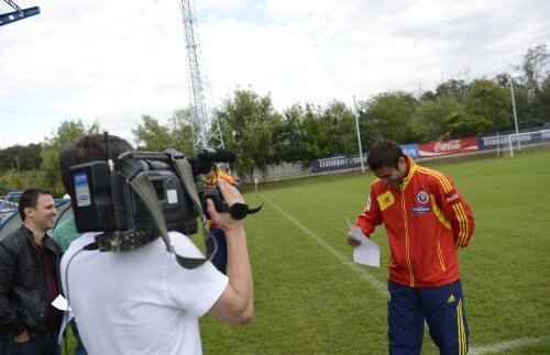 VIDEO Actori pentru o oră » Înainte de plecarea spre Turcia, cinci ”tricolori” au filmat pentru Antena 1 un spot de promovare al partidei cu Olanda