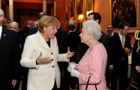 Cine e mai colorata: Angela Merkel sau Regina Elisabeta