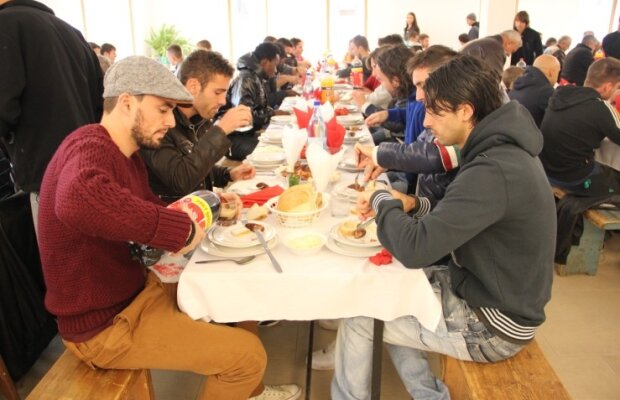 FOTO În timp ce steliştii vomitau prin taxiuri, campionii de la CFR Cluj petreceau cu măsură la Sîncraiu ;)