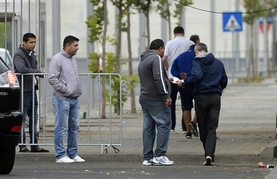 Licitaţie cu strigare şi azi, în faţa Arenei Naţionale: "Bilete, bilete-avem!"