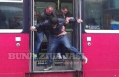 Exces de zel într-un tramvai din Iaşi: Călător luat pe sus de controlori pentru că n-avea bilet (VIDEO)