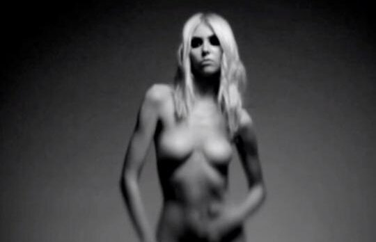 Taylor Momsen, complet dezbracata, dupa ce si-a incitat fanii cu aparitii seminud in concerte