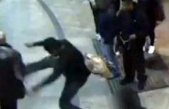 Revoltător: Doi tineri atacă brutal un bătrân într-o staţie de autobuz (VIDEO)